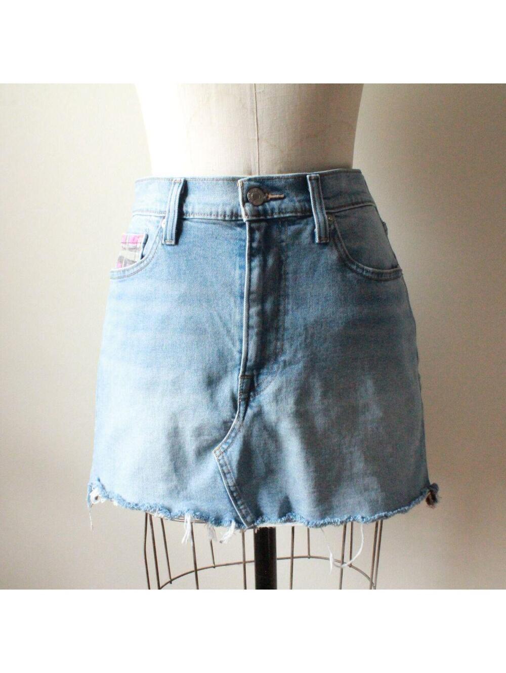 Levi's Light Wash Denim Mini Skirt with Frayed Hem and Patterned Pocket, Size 28